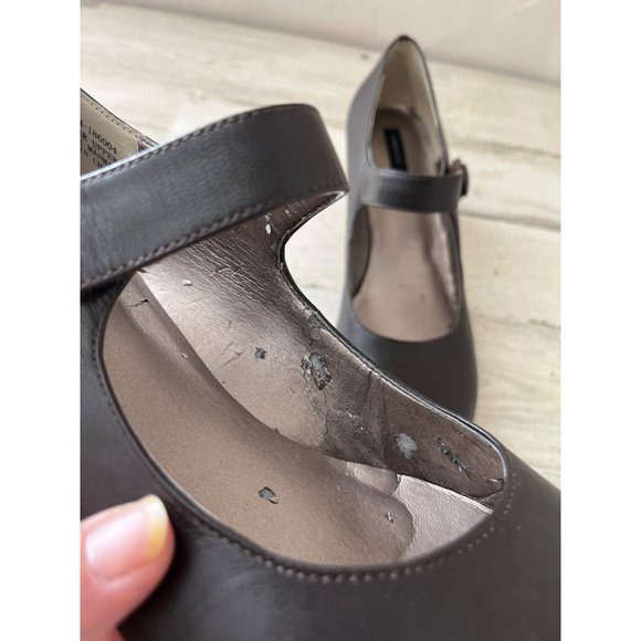 Array women’s brown closed toe heels - Picture 7 of 8